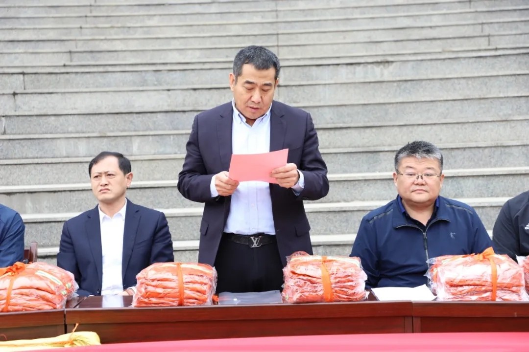 愛(ài)心傳遞 溫情捐贈(zèng)—長(zhǎng)田實(shí)業(yè)向環(huán)衛(wèi)工人捐贈(zèng)環(huán)衛(wèi)服裝1200余套