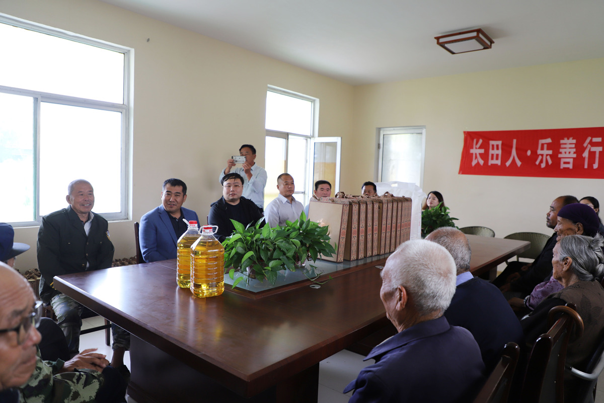 慰問(wèn)孤寡老人 傳遞濃濃溫情 ——長(zhǎng)田實(shí)業(yè)董事長(zhǎng)張勇為濟(jì)陽(yáng)街道敬老院老人送去中秋祝福