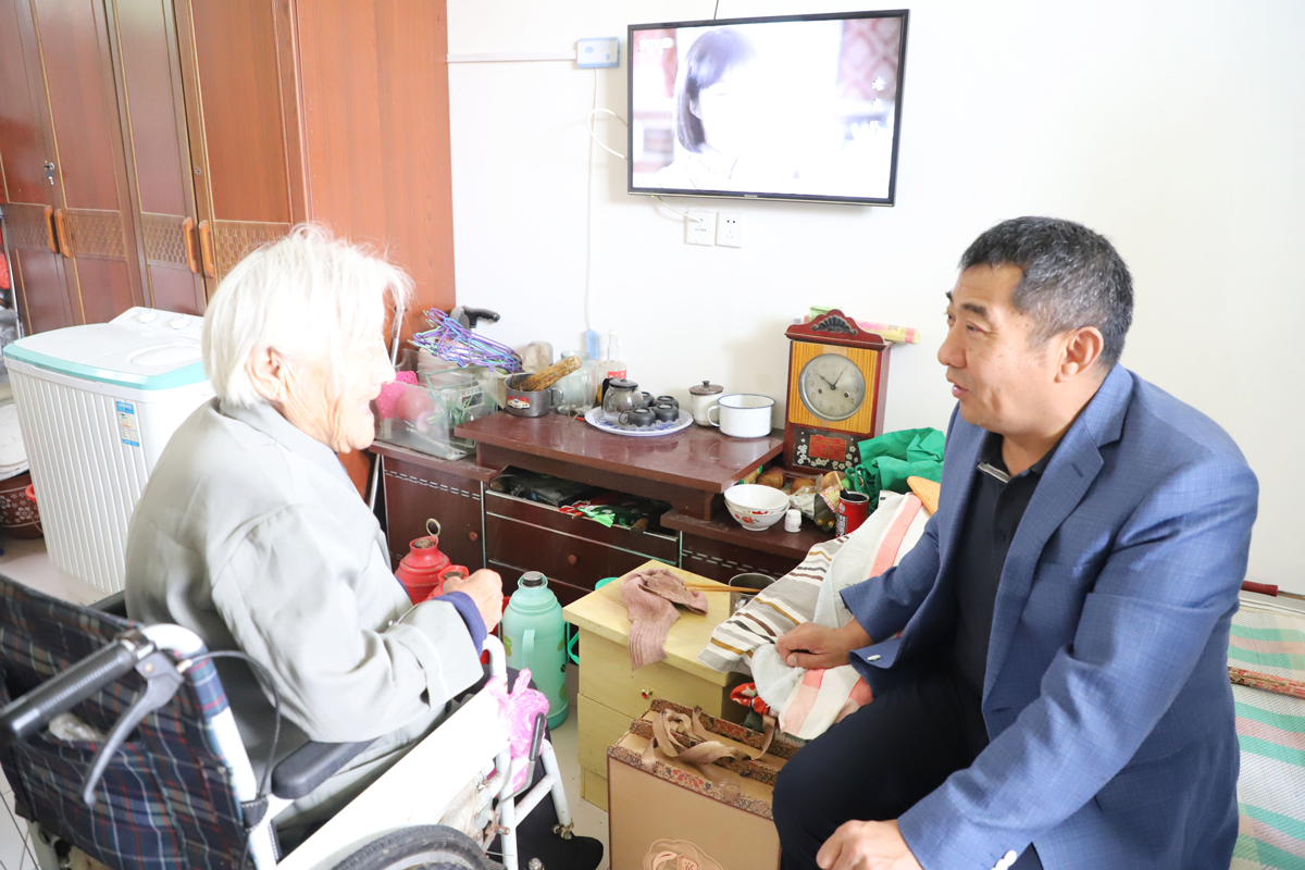 慰問(wèn)孤寡老人 傳遞濃濃溫情 ——長(zhǎng)田實(shí)業(yè)董事長(zhǎng)張勇為濟(jì)陽(yáng)街道敬老院老人送去中秋祝福