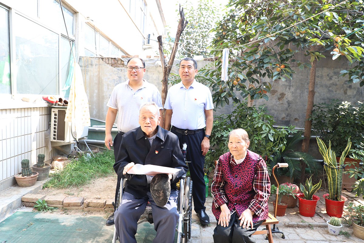 長(zhǎng)田實(shí)業(yè)黨支部書記張勇為老黨員佩戴黨徽 為老人送去祝福