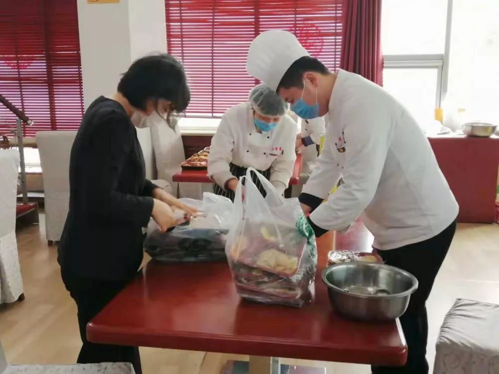 暖心!長(zhǎng)田實(shí)業(yè)為堅(jiān)守一線(xiàn)的疾控中心醫(yī)護(hù)人員送去愛(ài)心餐