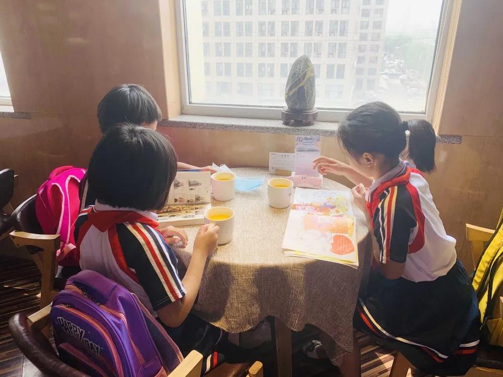 大手牽小手 溫情暖童心 —華百廣場攜手區(qū)婦聯(lián)、肯德基開展六一兒童節(jié)獻愛心活動