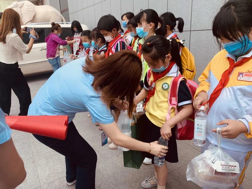 大手牽小手 溫情暖童心 —華百廣場攜手區(qū)婦聯(lián)、肯德基開展六一兒童節(jié)獻愛心活動