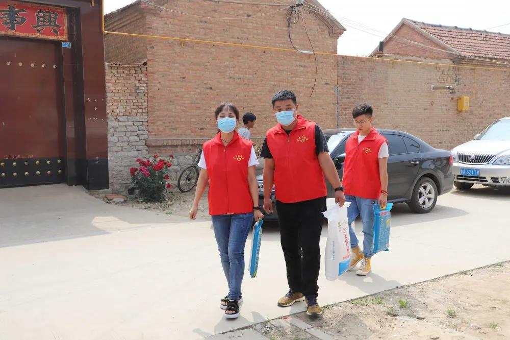 扶貧濟(jì)困獻(xiàn)愛心 真情幫扶暖人心 —長(zhǎng)田實(shí)業(yè)團(tuán)委開展“金暉助老?青年文明號(hào)送溫暖”活動(dòng)