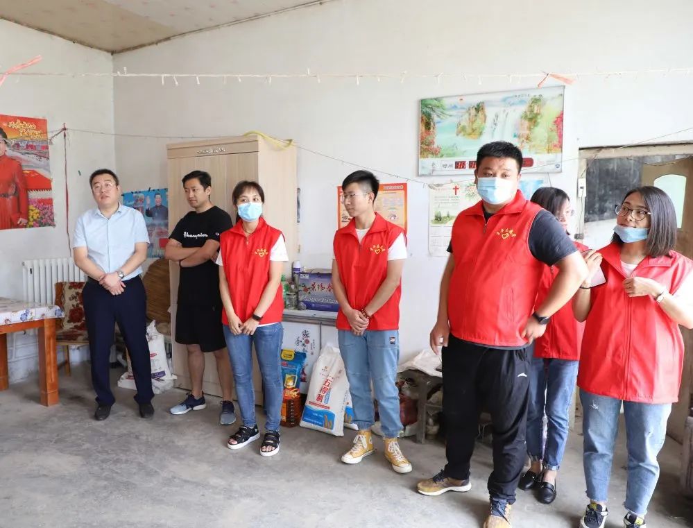 扶貧濟(jì)困獻(xiàn)愛心 真情幫扶暖人心 —長(zhǎng)田實(shí)業(yè)團(tuán)委開展“金暉助老?青年文明號(hào)送溫暖”活動(dòng)