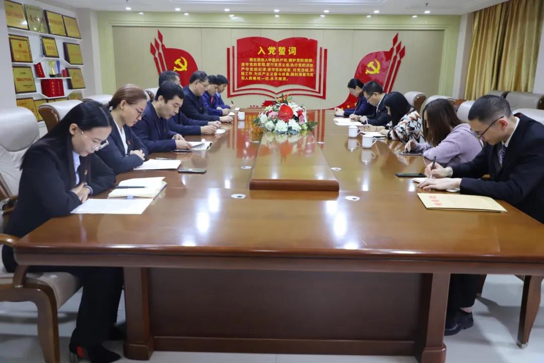 12月2日，長(zhǎng)田實(shí)業(yè)黨支部在黨員會(huì)議室召開(kāi)黨員大會(huì)，討論李少峰等3名預(yù)備黨員轉(zhuǎn)正事宜。濟(jì)北開(kāi)發(fā)區(qū)黨建辦李陽(yáng)同志、趙亞中同志到會(huì)指導(dǎo)。長(zhǎng)田實(shí)業(yè)黨員、預(yù)備黨員參加會(huì)議，黨支部書(shū)記張勇主持會(huì)議。  