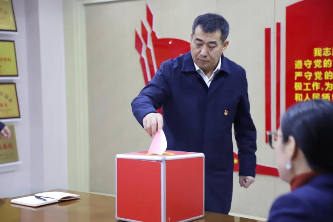 12月2日，長(zhǎng)田實(shí)業(yè)黨支部在黨員會(huì)議室召開(kāi)黨員大會(huì)，討論李少峰等3名預(yù)備黨員轉(zhuǎn)正事宜。濟(jì)北開(kāi)發(fā)區(qū)黨建辦李陽(yáng)同志、趙亞中同志到會(huì)指導(dǎo)。長(zhǎng)田實(shí)業(yè)黨員、預(yù)備黨員參加會(huì)議，黨支部書(shū)記張勇主持會(huì)議。  